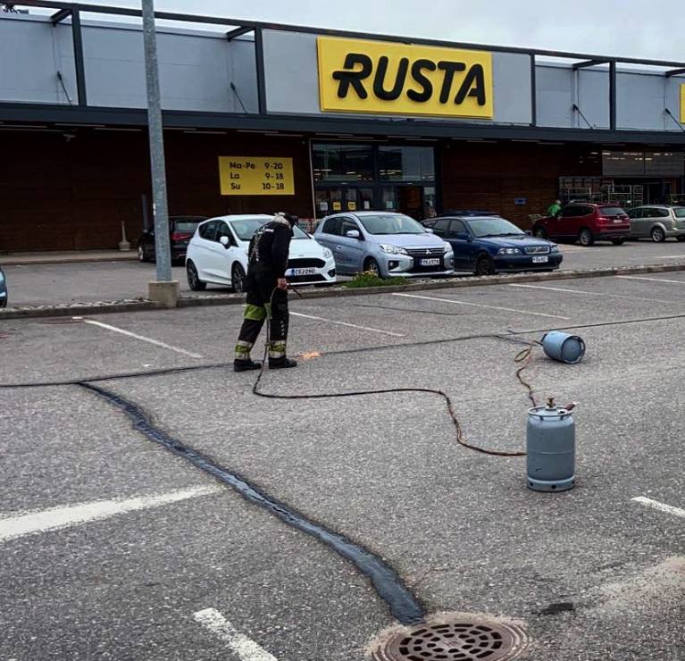 Bitumityö ja asfaltin halkeamien tiivistys, kuva 3