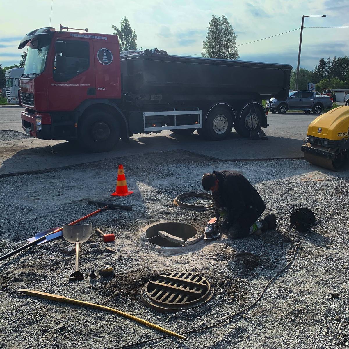 Sadevesikaivon ja kuivatusrakenteen asennustyö