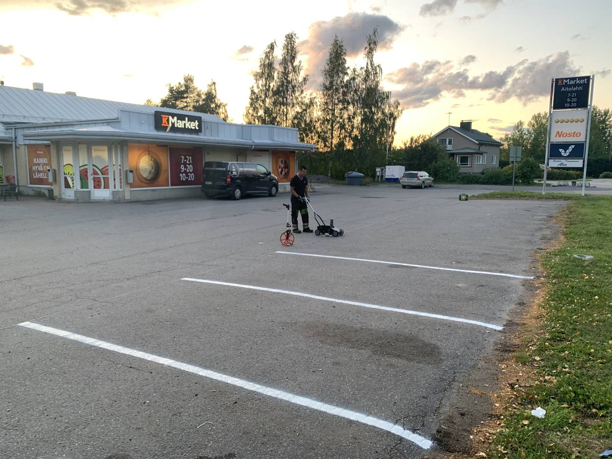 Tie- tai pysäköintialueen merkintätyö, kuva 1