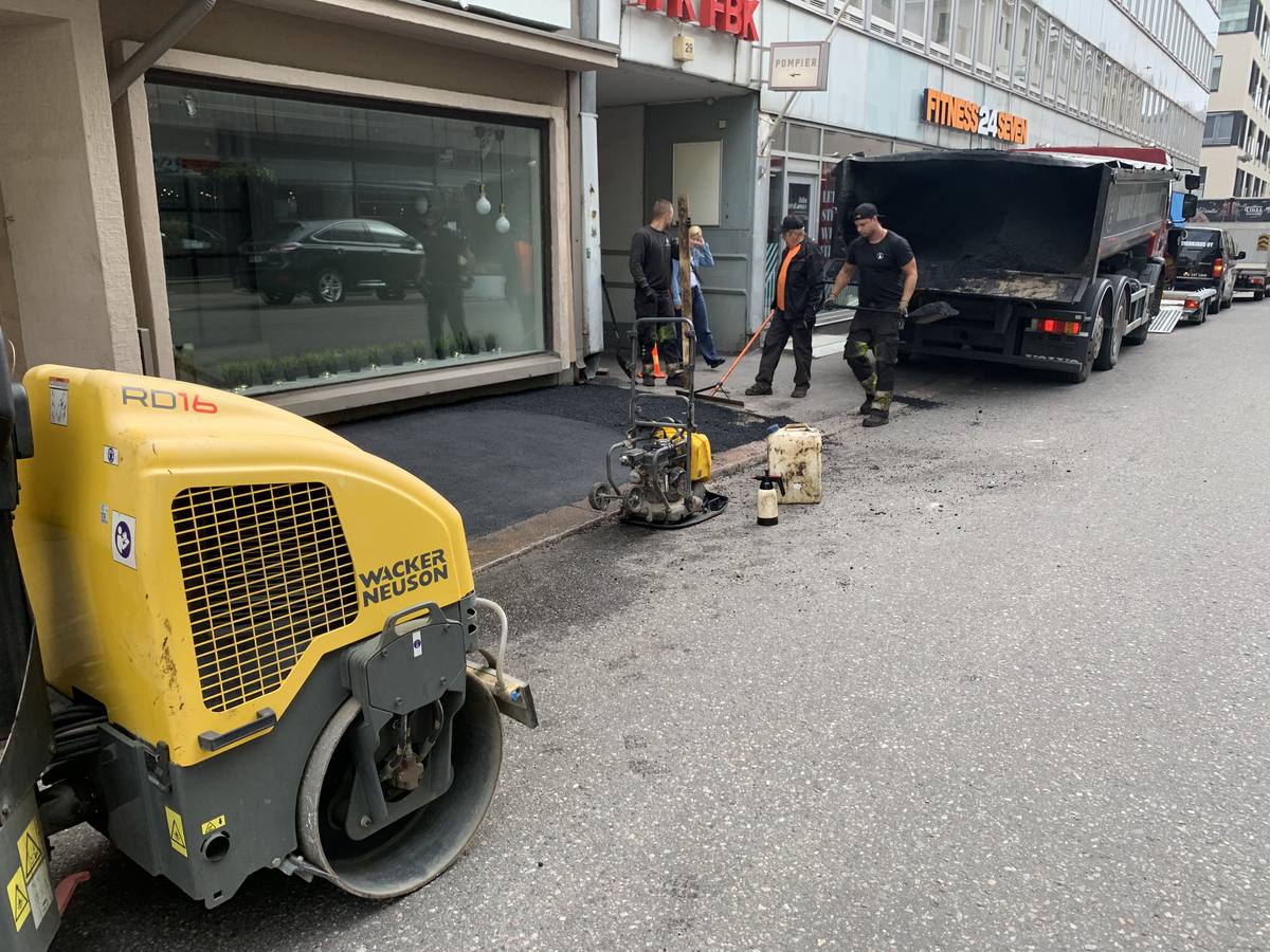 Paikkaustyön tiivistys jyrällä ilman vanhaa yritystunnusta