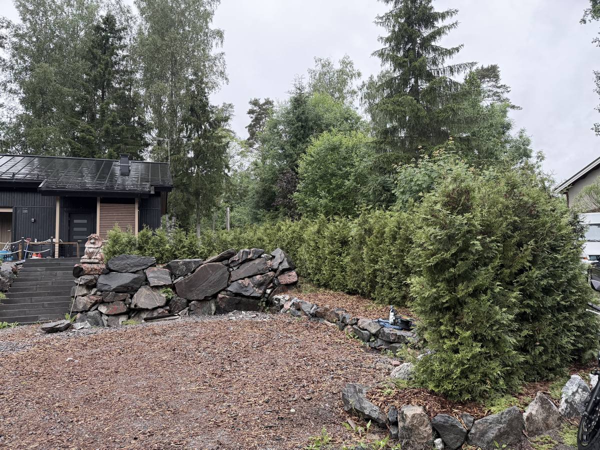 Viheralueen, pihan ja asfaltin liittymä, kuva 2