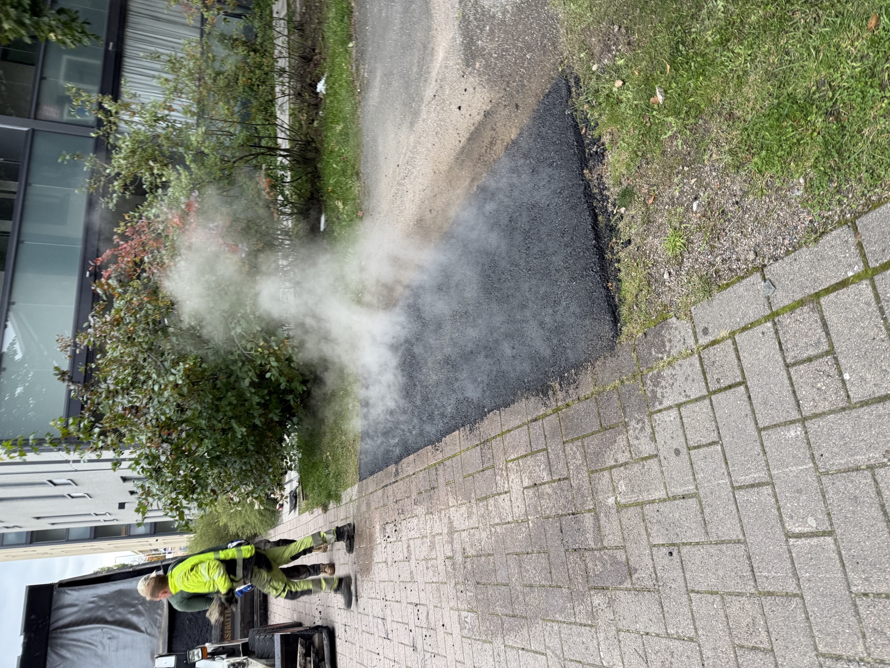 Valokuitukaivannon asfaltinpaikkaus työvaiheessa