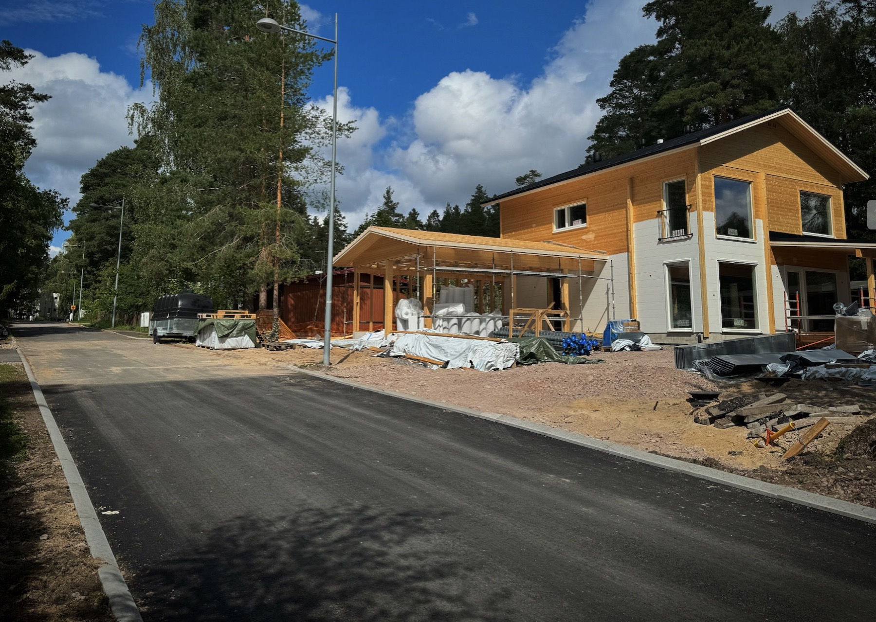 Valmis ennallistettu katualue rakennustyömaan vieressä