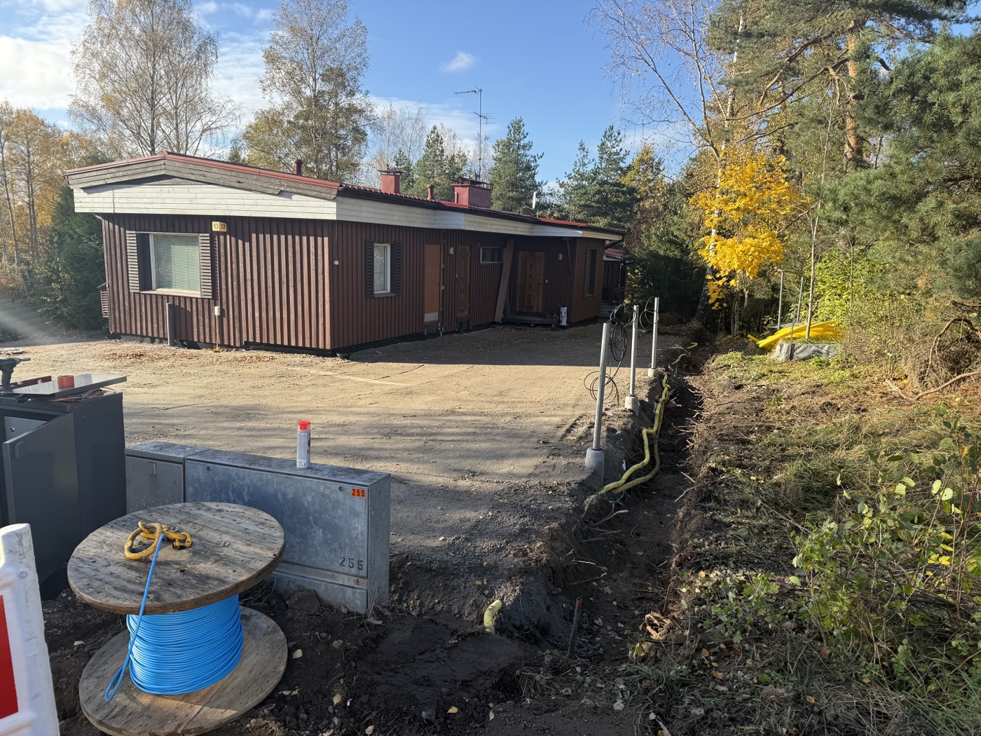 Sähkövaraukset latauspaikoille ja valaisimille pihan pohjatöissä
