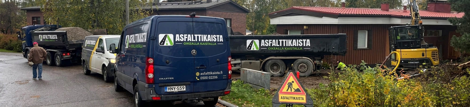 Asfalttikaistan ajoneuvot ja maanrakennuskalusto taloyhtiön pihatyömaalla