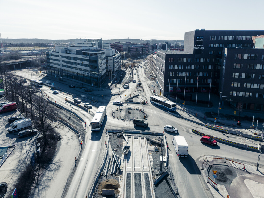 Hatanpään valtatien ja Tampereen valtatien risteys raitiotietöiden aikana