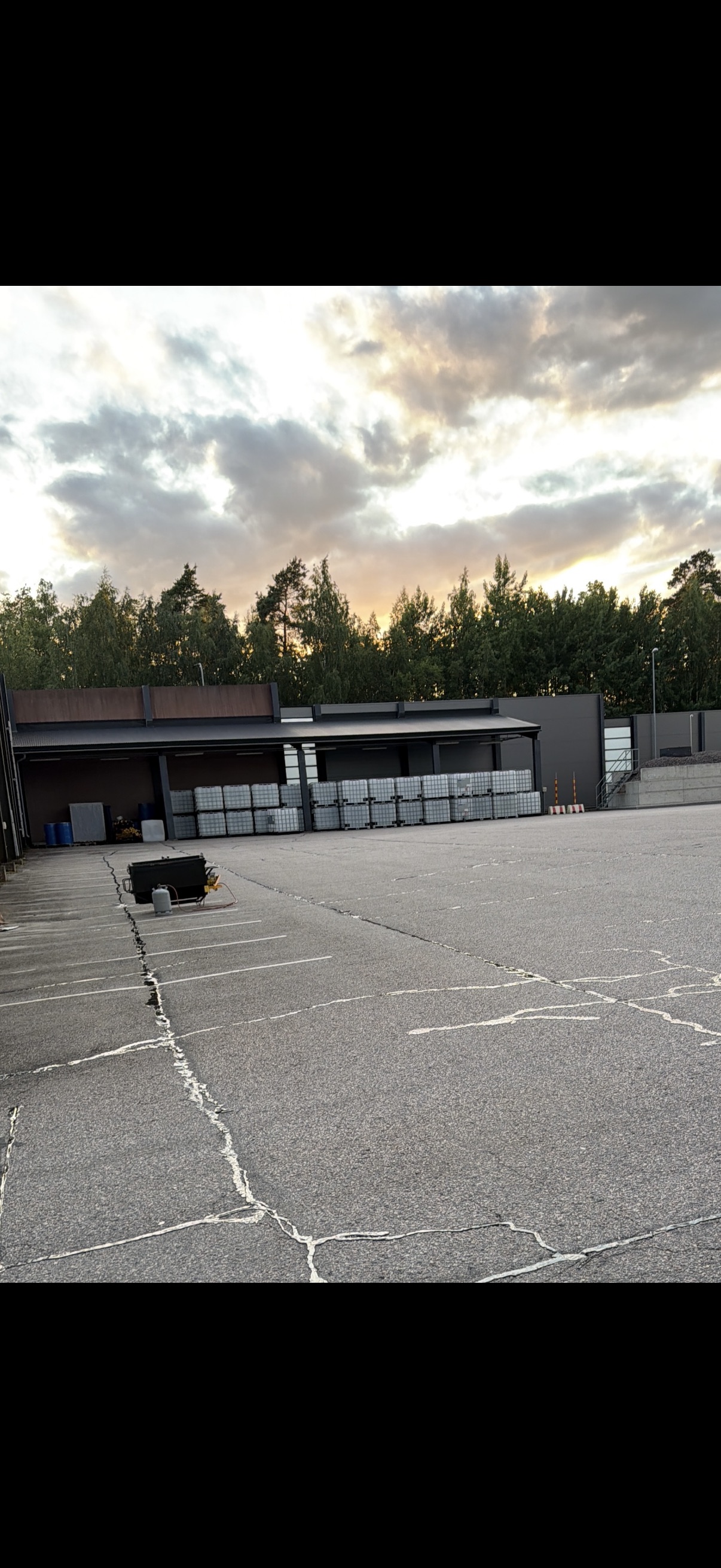 Laajan logistiikkapihan halkeamien bitumityö