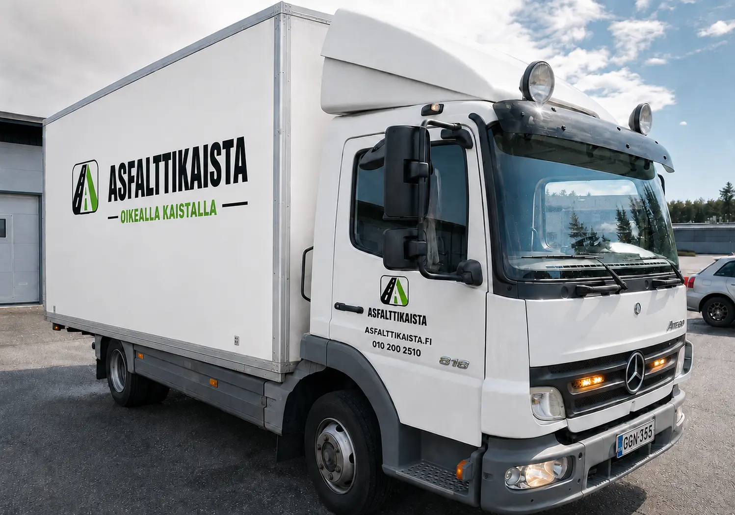 Asfalttikaistan kuorma-auto aliurakointikohteen kuljetuksia varten