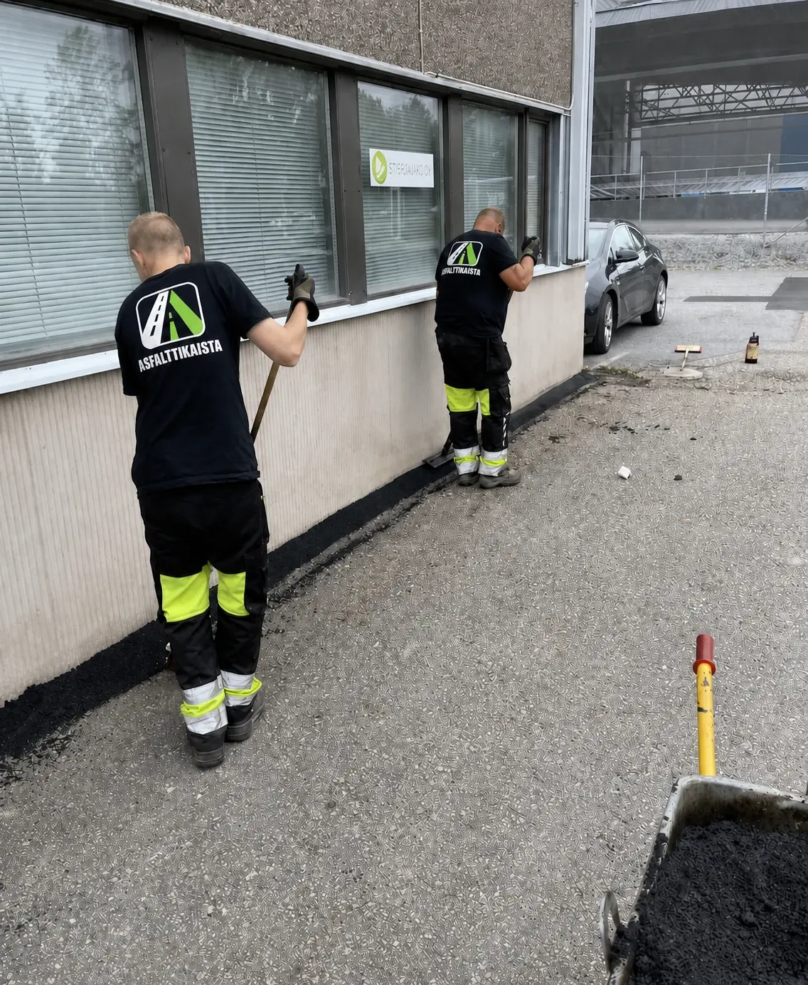 Asfalttikaistan työryhmä tekemässä bitumityötä