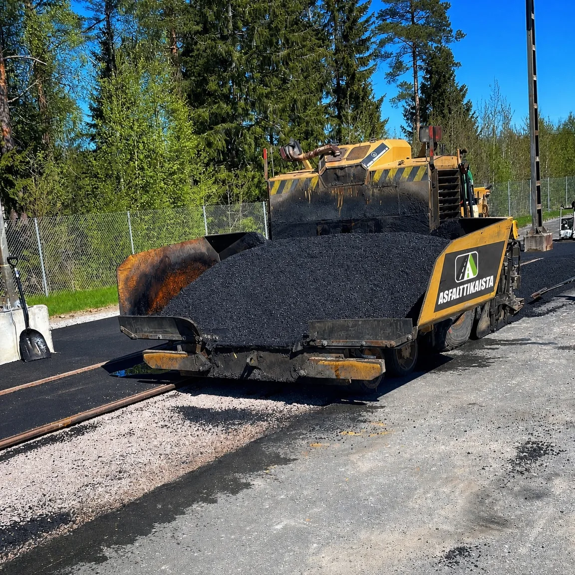 Asfalttikaistan asfalttilevitin levittämässä uutta asfalttipintaa