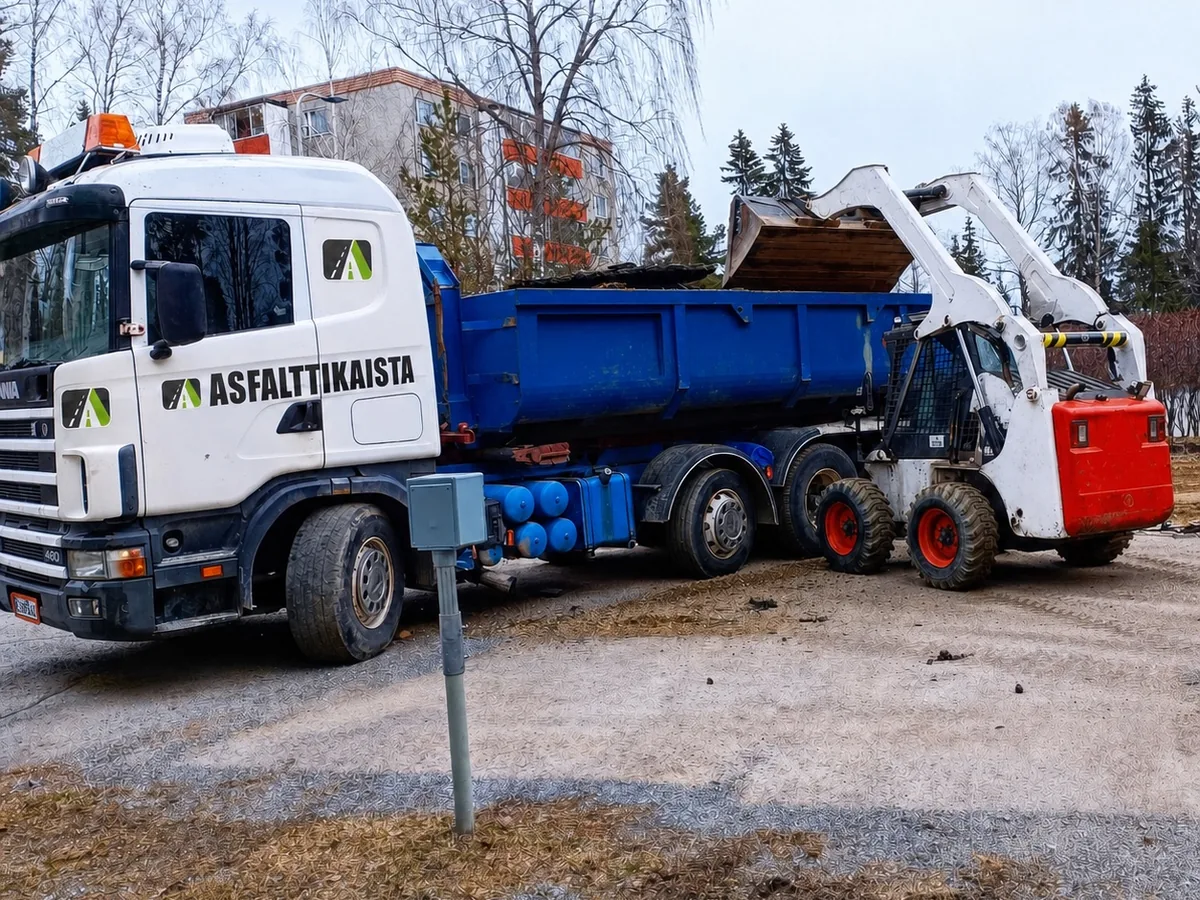 Kuorma-auto ja kaivinkone maanrakennustyömaalla