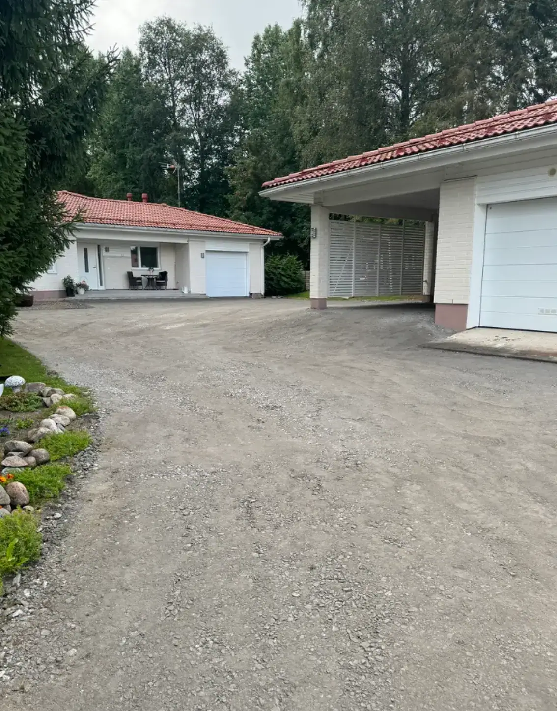 Maanvaihdon jälkeen tasattu piha